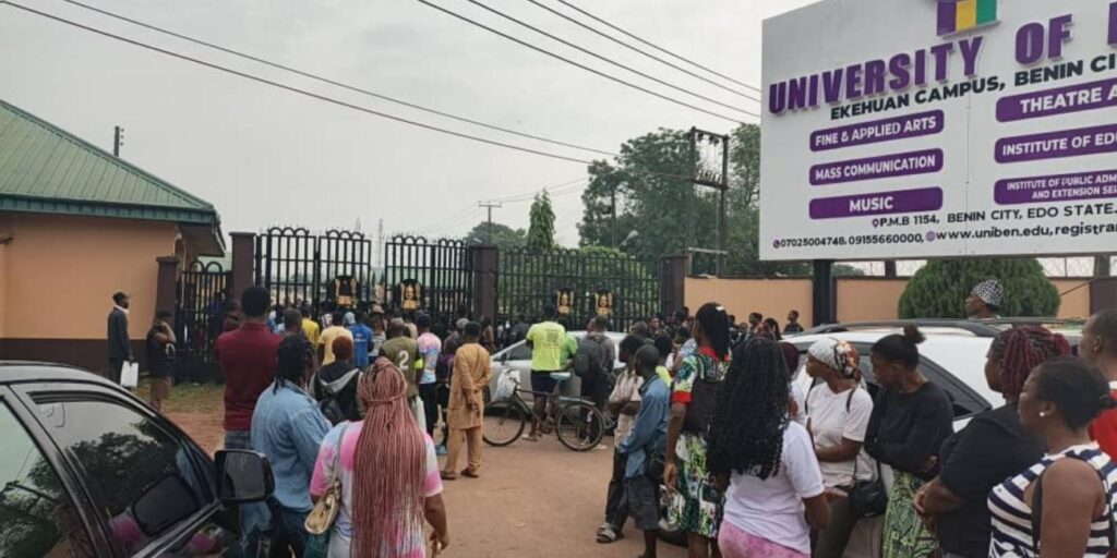 Students Shut UNIBEN Gate Over Power, Water Crisis Students Shut UNIBEN Gate Over Power, Water Crisis