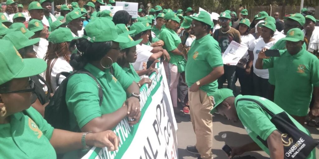 Market Women, Artisans Storm N’Assembly, Demand Pensions, Health Insurance Market Women, Artisans Storm N’Assembly, Demand Pensions, Health Insurance