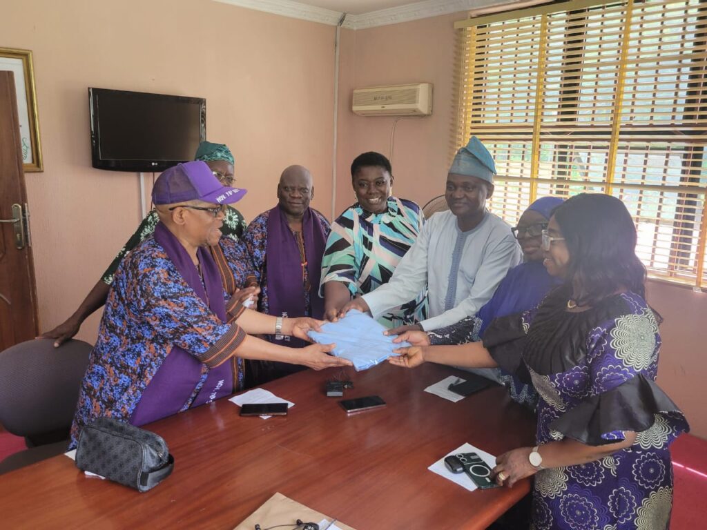 Aro Psychiatric Hospital Gets Relief As Alumni Donate 300 Bedsheets, Pillowcases Aro Psychiatric Hospital Gets Relief As Alumni Donate 300 Bedsheets, Pillowcases