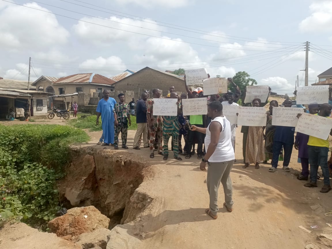 Residents Protest In Abeokuta, Seek Abiodun’s Intervention Over Collapsing Bridge Residents Protest In Abeokuta, Seek Abiodun’s Intervention Over Collapsing Bridge