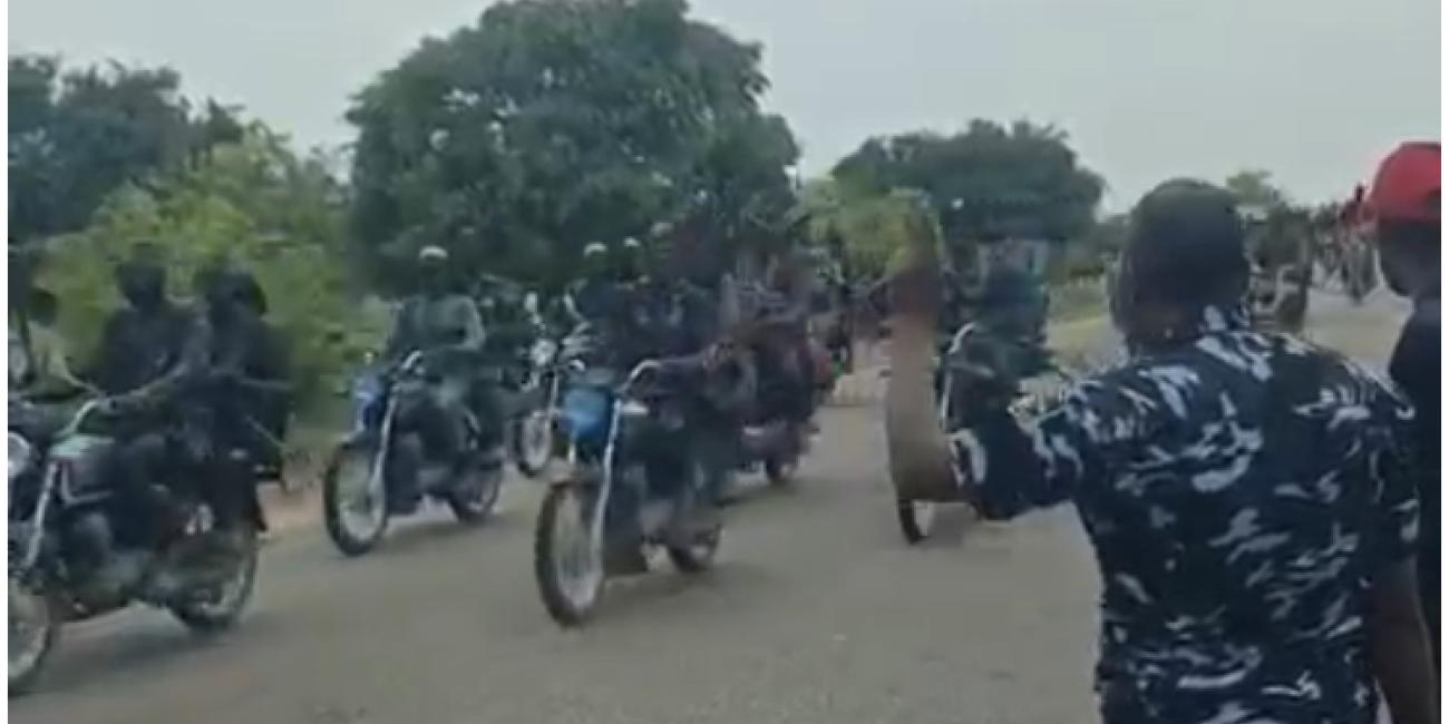 VIDEO: Outrage As Police ‘Hail, Escort’ Armed Bandits Through Checkpoint In North-West VIDEO: Outrage As Police ‘Hail, Escort’ Armed Bandits Through Checkpoint In North-West