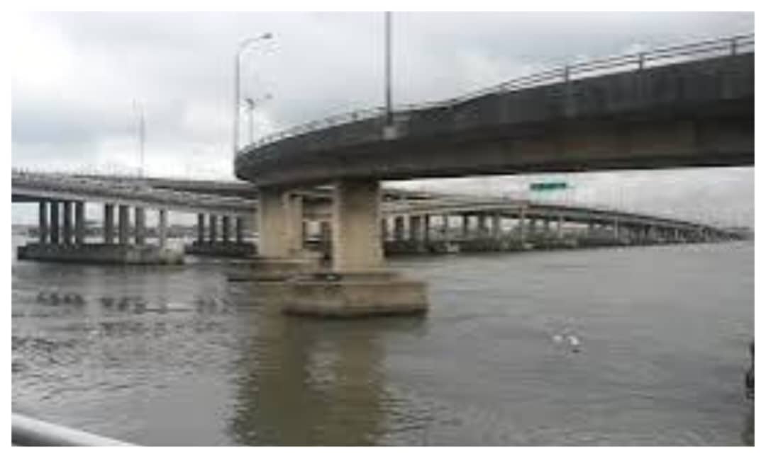 Woman Rescued After Jumping Into Lagos Lagoon From Carter Bridge Woman Rescued After Jumping Into Lagos Lagoon From Carter Bridge