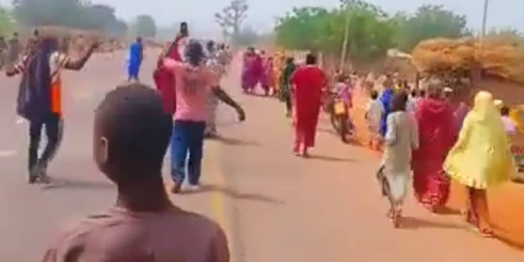 Angry Kano Youths Attack APC Lawmaker’s Convoy Over Alleged Neglect Angry Kano Youths Attack APC Lawmaker’s Convoy Over Alleged Neglect